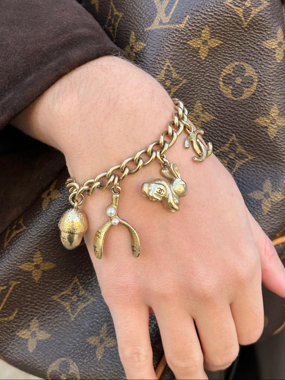 Pulsera con charms de Chanel